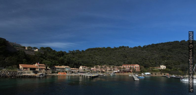 Village de Port Cros vu du bateau. Photo © André M. Winter