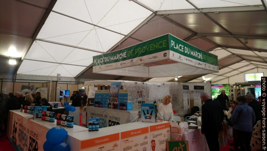 Place du marché de Provence à la Foire de Brignoles. Photo © André M. Winter