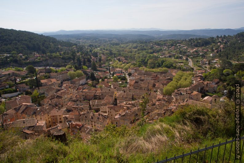 Vue plongeante sur Cotignac. Photo © Alex Medwedeff