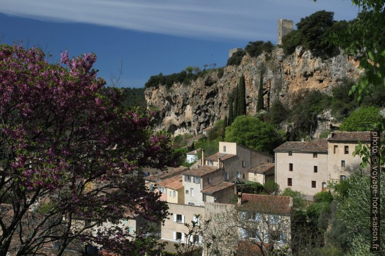 Le Rocher de Cotignac vu du Chemin des Écoles. Photo © Alex Medwedeff