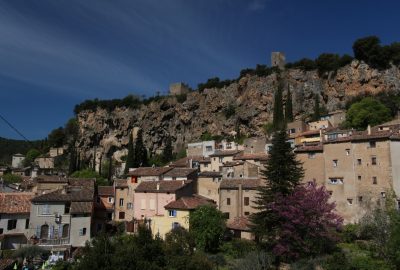 La falaise derrière le centre-ville de Cotignac. Photo © André M. Winter