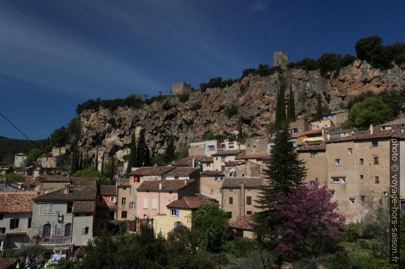 La falaise derrière le centre-ville de Cotignac. Photo © André M. Winter