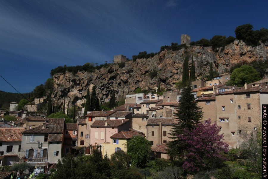 La falaise derrière le centre-ville de Cotignac. Photo © André M. Winter