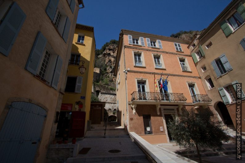 Montée vers le Rocher à côté de la mairie. Photo © André M. Winter