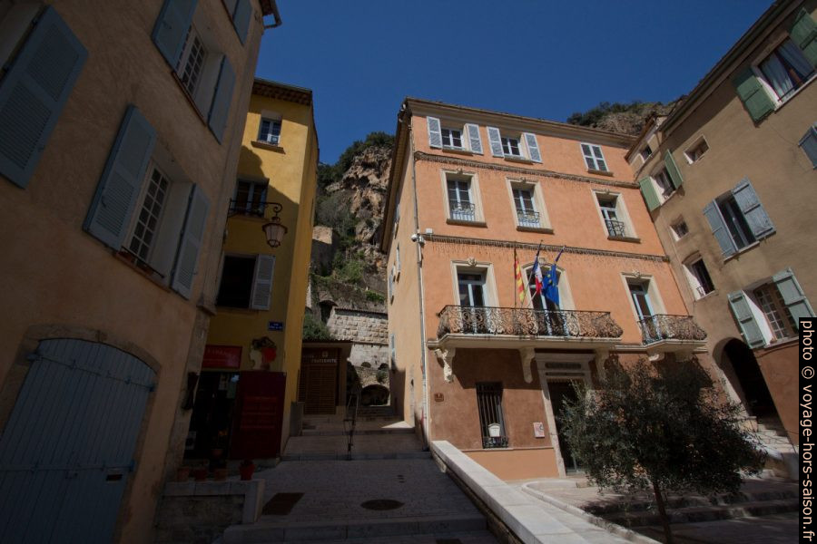 Montée vers le Rocher à côté de la mairie. Photo © André M. Winter