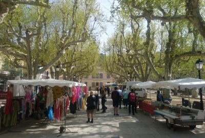 Le marché à Villecroze. Photo © André M. Winter