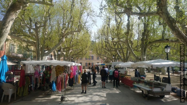 Le marché à Villecroze. Photo © André M. Winter