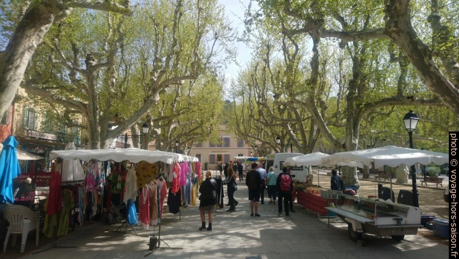 Le marché à Villecroze. Photo © André M. Winter