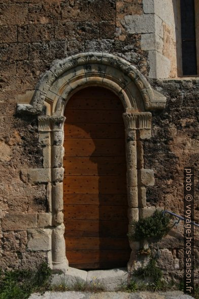 Une porte de la façade sud de la Chapelle St.-Victor. Photo © André M. Winter