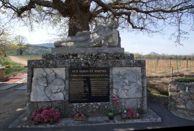 Monument aux héros et martyrs de la Résistance dans le Bessillon. Photo © André M. Winter