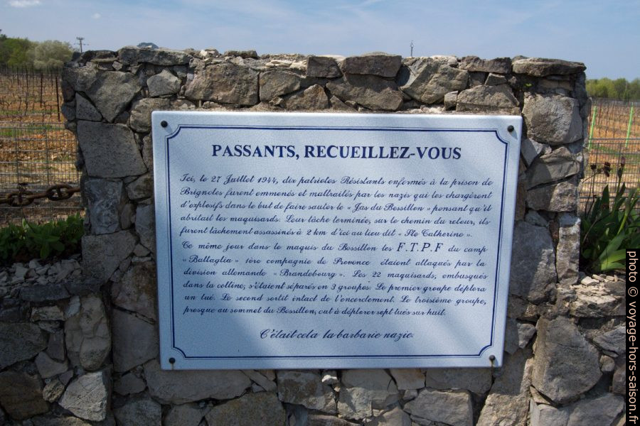 Plaque explicative du Monument aux tombés de la Résistance dans le Bessillon. Photo © André M. Winter