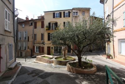 Place avec la fontaine St. Jean. Photo © André M. Winter