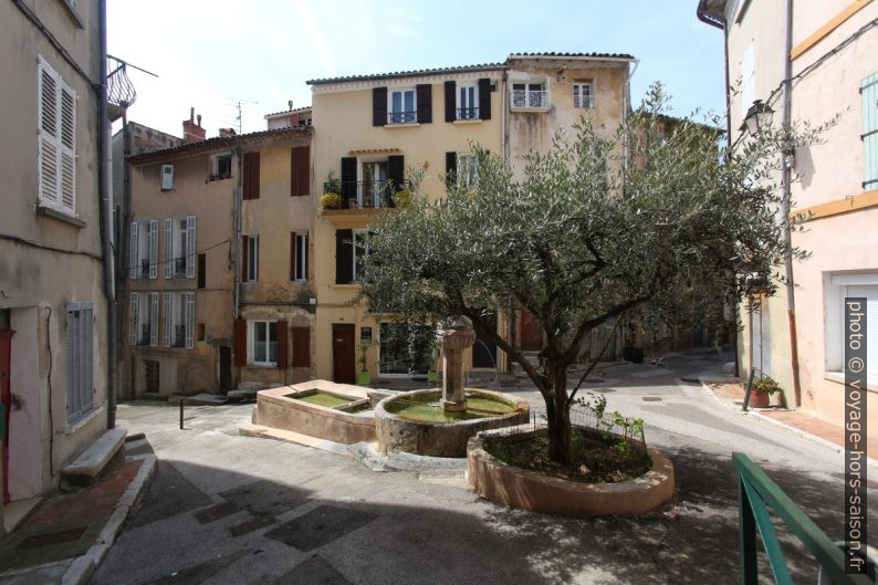 Place avec la fontaine St. Jean. Photo © André M. Winter