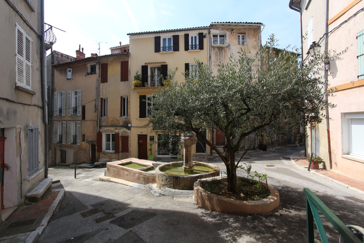 Place avec la fontaine St. Jean. Photo © André M. Winter