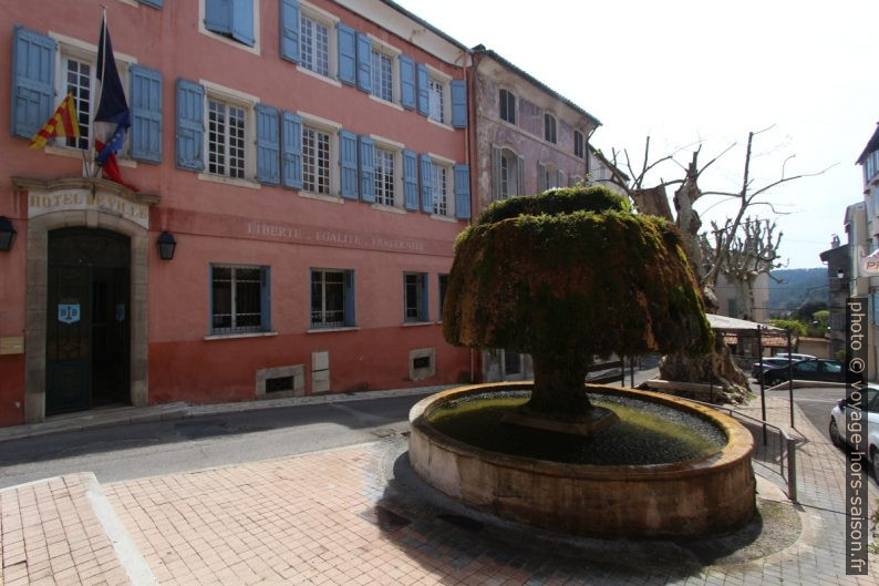 Mairie de Barjols et la fontaine du champignon. Photo © André M. Winter