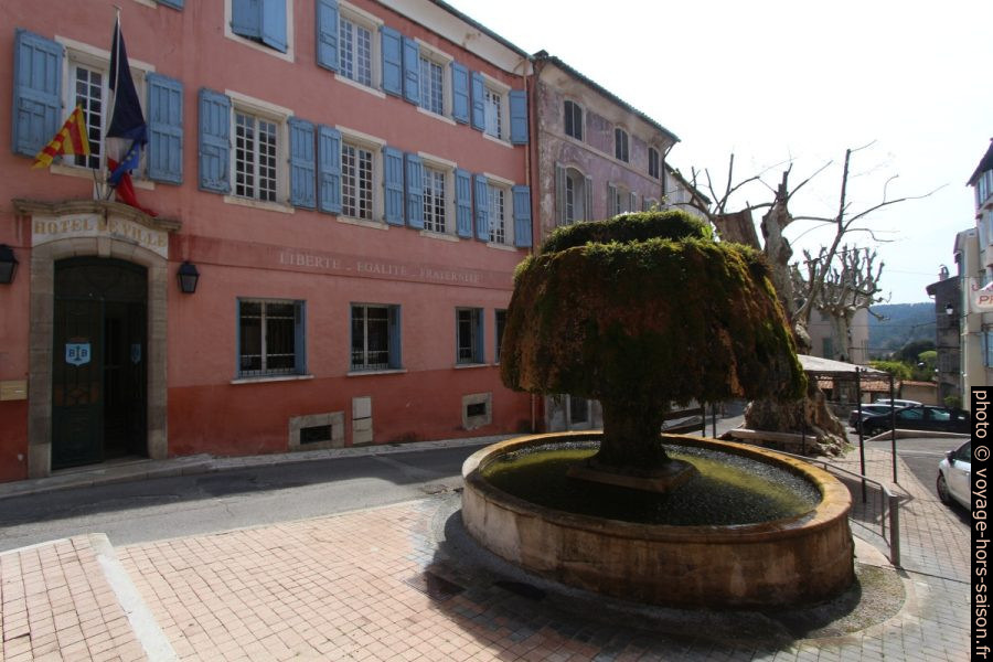 Mairie de Barjols et la fontaine du champignon. Photo © André M. Winter