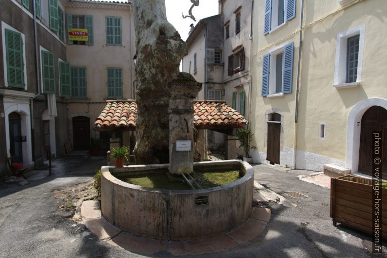 Fontaine et lavoir du Capitaine Vincens. Photo © André M. Winter