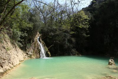 Cascade et lac du Gouffre aux Épines. Photo © André M. Winter