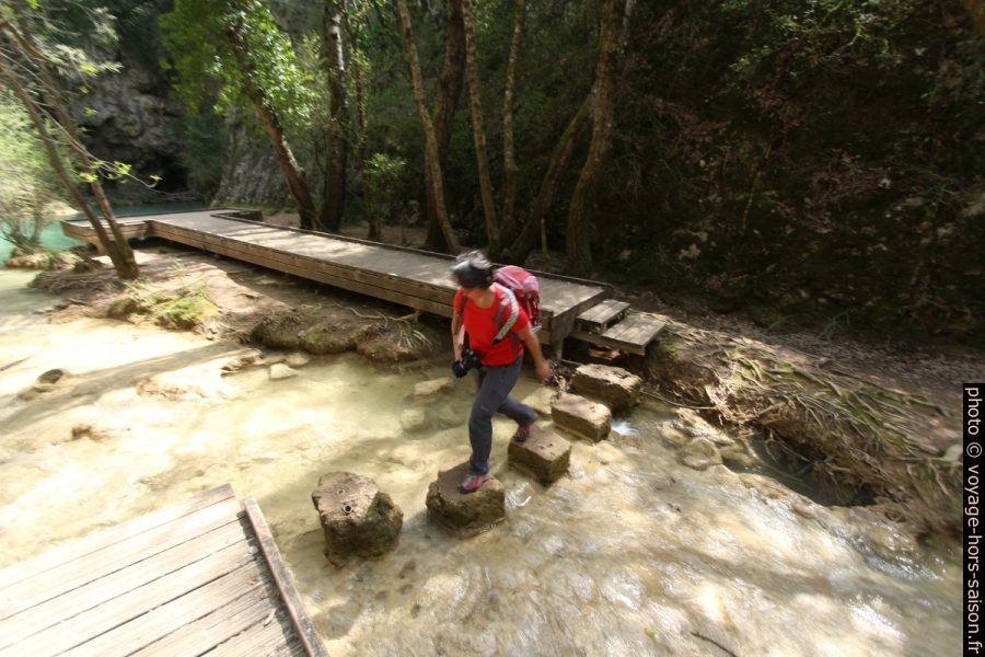Alex passe sur des blocs dans le Gouffre aux Épines. Photo © André M. Winter