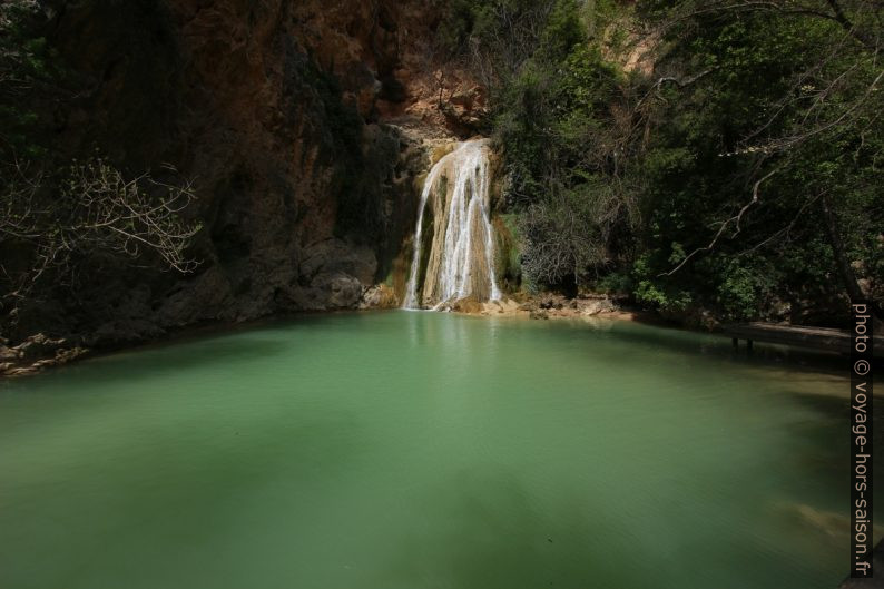 Cascade des Carmes et le lac turquoise. Photo © André M. Winter