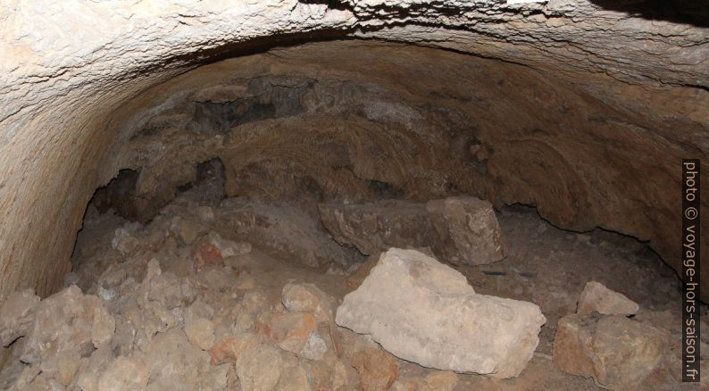 Une des cavités latérale de la Grotte des Carmes. Photo © André M. Winter
