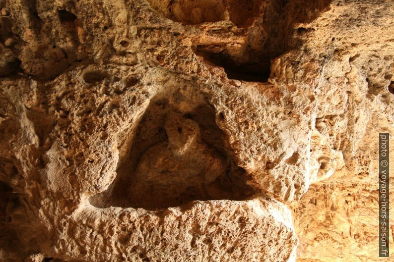 Sculptures dans la grotte de l'ermitage. Photo © André M. Winter