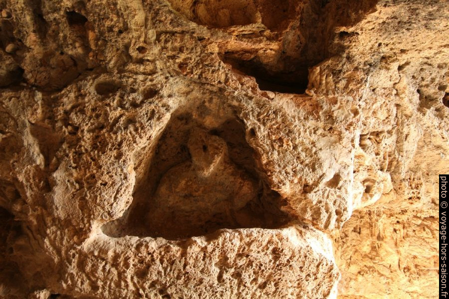 Sculptures dans la grotte de l'ermitage. Photo © André M. Winter