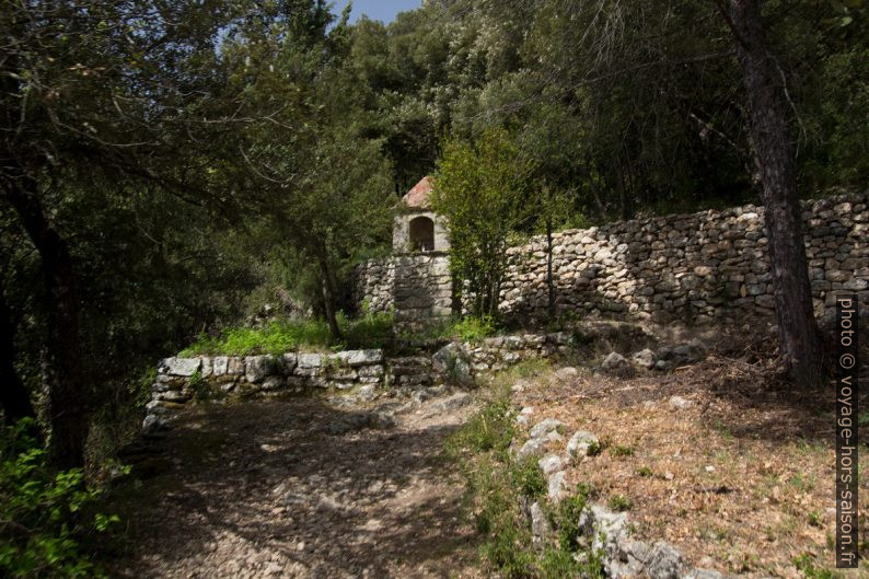 Deuxième oratoire sur le chemin. Photo © André M. Winter