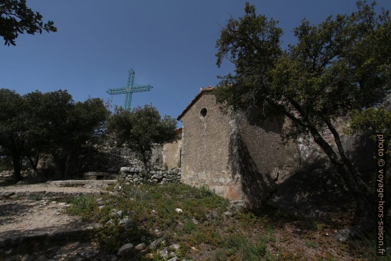 Croix et chapelle Notre-Dame de Paracol. Photo © André M. Winter