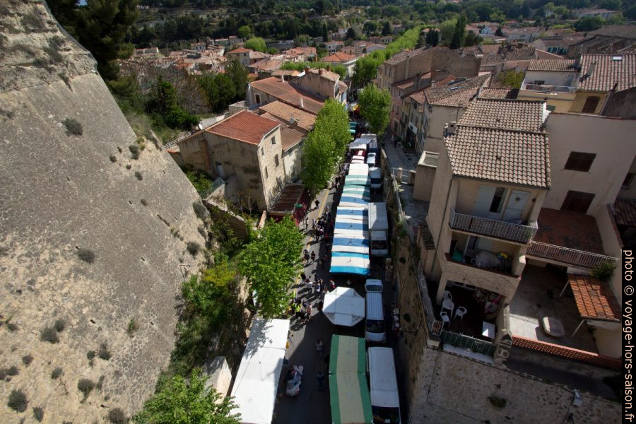Le marché de Saint Chamas vu du pont de l'horloge. Photo © André M. Winter