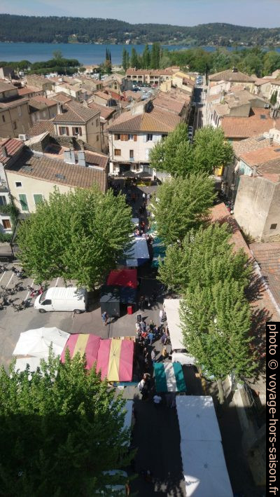 Marché de Saint Chamas vu du pont de l'horloge. Photo © André M. Winter