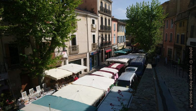 Le marché de Saint Chamas dans la Rue Gambetta. Photo © André M. Winter