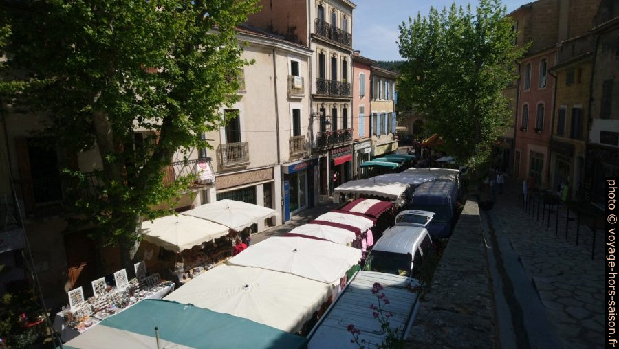 Le marché de Saint Chamas dans la Rue Gambetta. Photo © André M. Winter