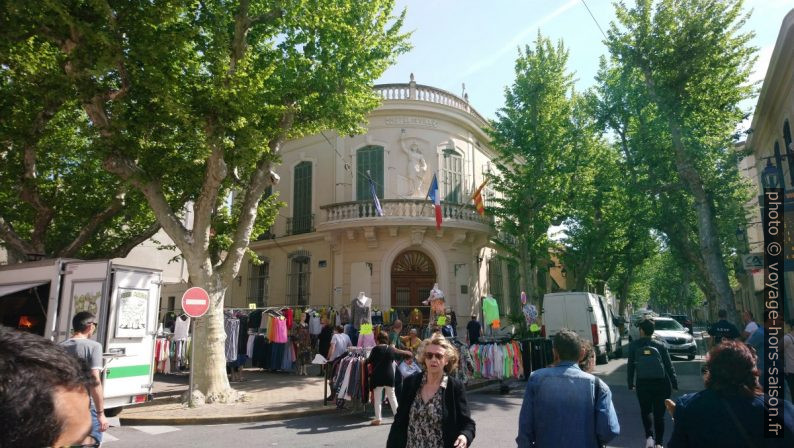 Marché devant l'hôtel de ville de St. Chamas. Photo © André M. Winter