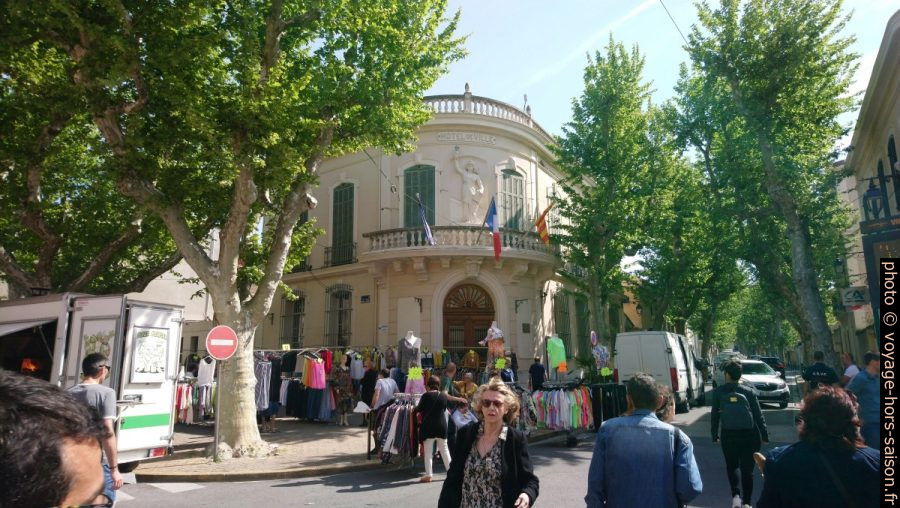 Marché devant l'hôtel de ville de St. Chamas. Photo © André M. Winter