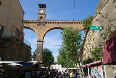 Le pont de l'horloge et le marché. Photo © André M. Winter