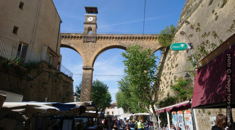 Le pont de l'horloge et le marché. Photo © André M. Winter