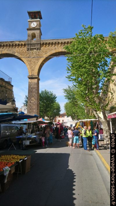 Marché de Saint Chamas sous le pont de l'horloge. Photo © André M. Winter