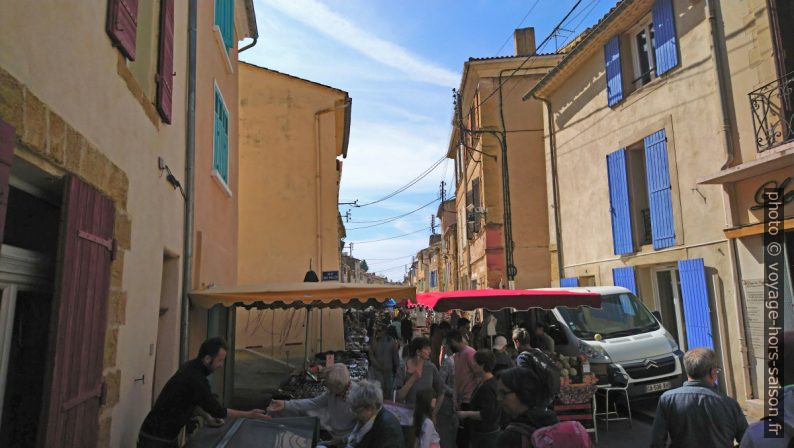 Le marché dans la Rue de la Fraternité. Photo © André M. Winter