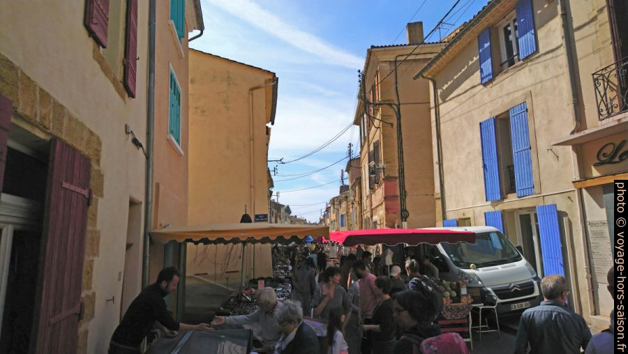 Le marché dans la Rue de la Fraternité. Photo © André M. Winter