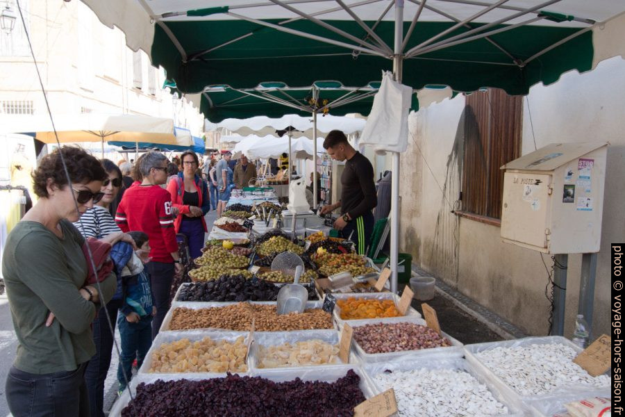 Stand d'olives et de fruits secs au marché de Saint-Chamas. Photo © André M. Winter