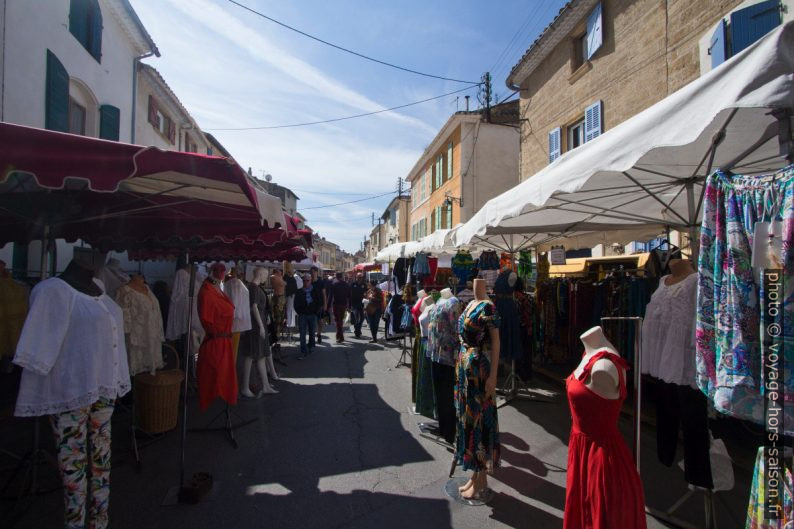 Stand de vêtements au marché de Saint-Chamas. Photo © André M. Winter