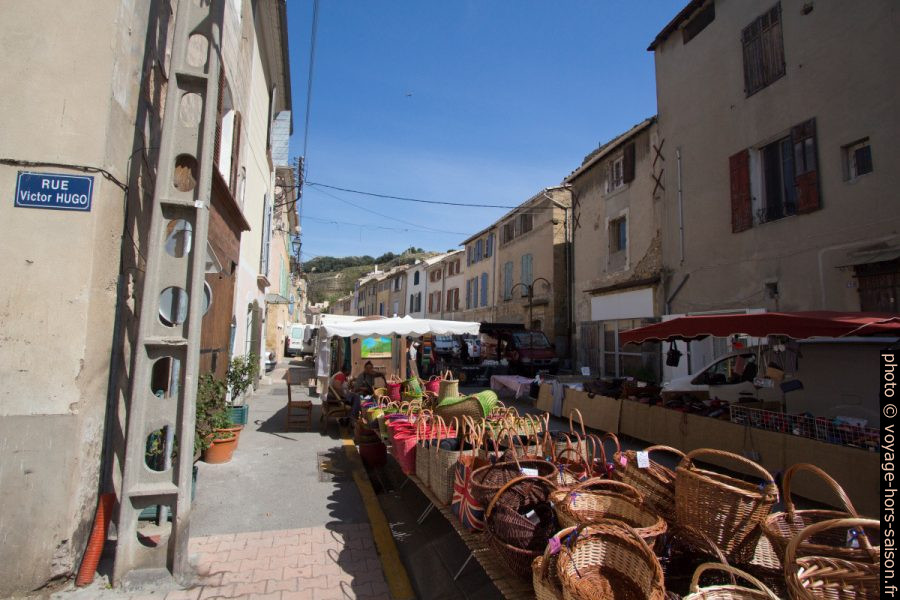 Corbeilles et sacs au marché de Saint-Chamas. Photo © André M. Winter