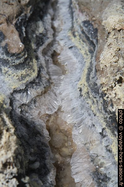 Cristaux de sel dans une faille. Photo © Alex Medwedeff