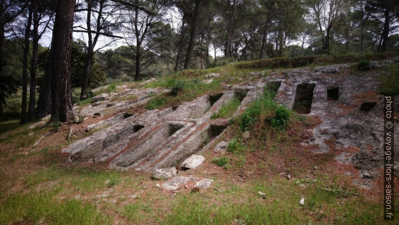 Tombes rupestres du site St. Blaise. Photo © André M. Winter