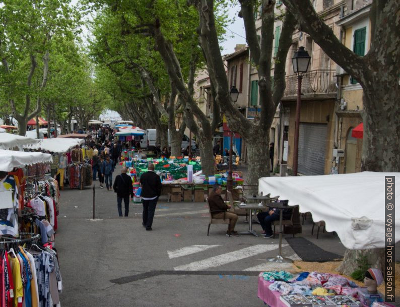 Le marché de Port-de-Bouc sous les platanes. Photo © André M. Winter