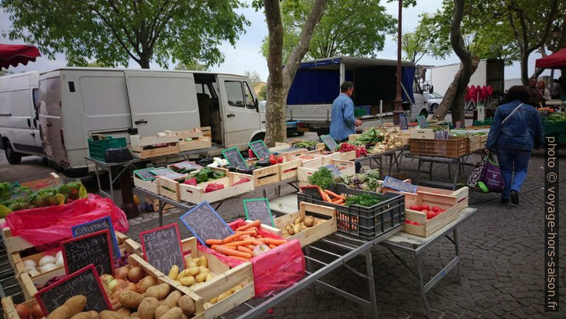 Stand de légumes au marché de Port-de-Bouc. Photo © André M. Winter