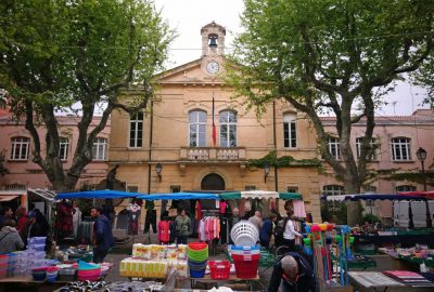 Marché de Port-de-Bouc devant la mairie. Photo © André M. Winter