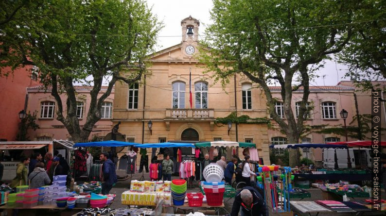 Marché de Port-de-Bouc devant la mairie. Photo © André M. Winter