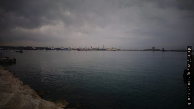 Ciel sombre sur les raffineries de Martigues. Photo © André M. Winter